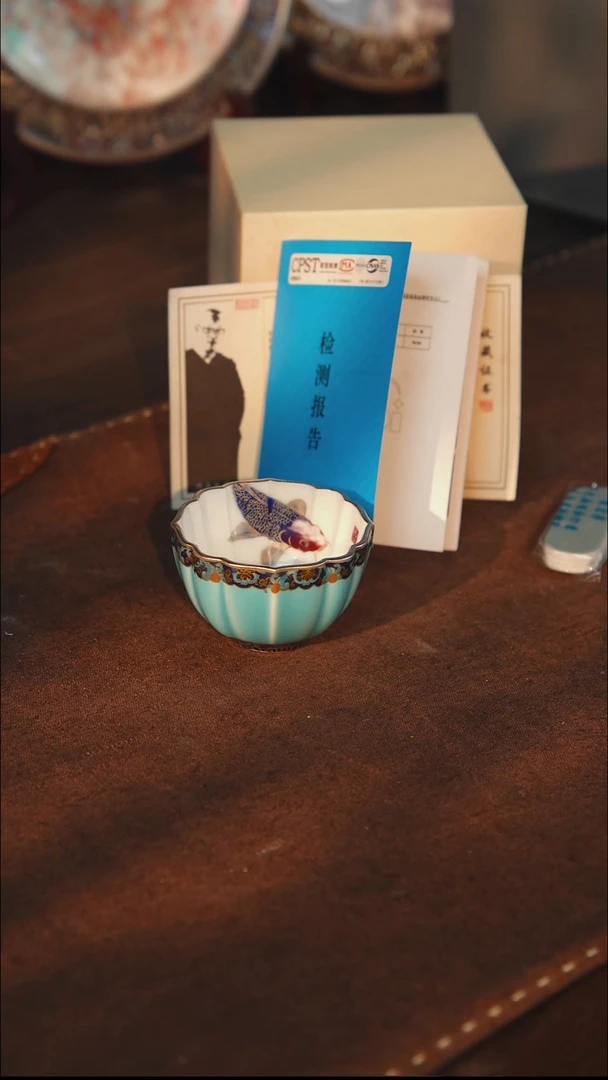 瓷内绘锦鲤葵口杯