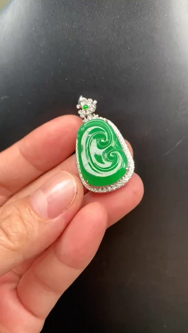 【闪购商品】翡翠吊坠(不含链)18K金镶嵌一