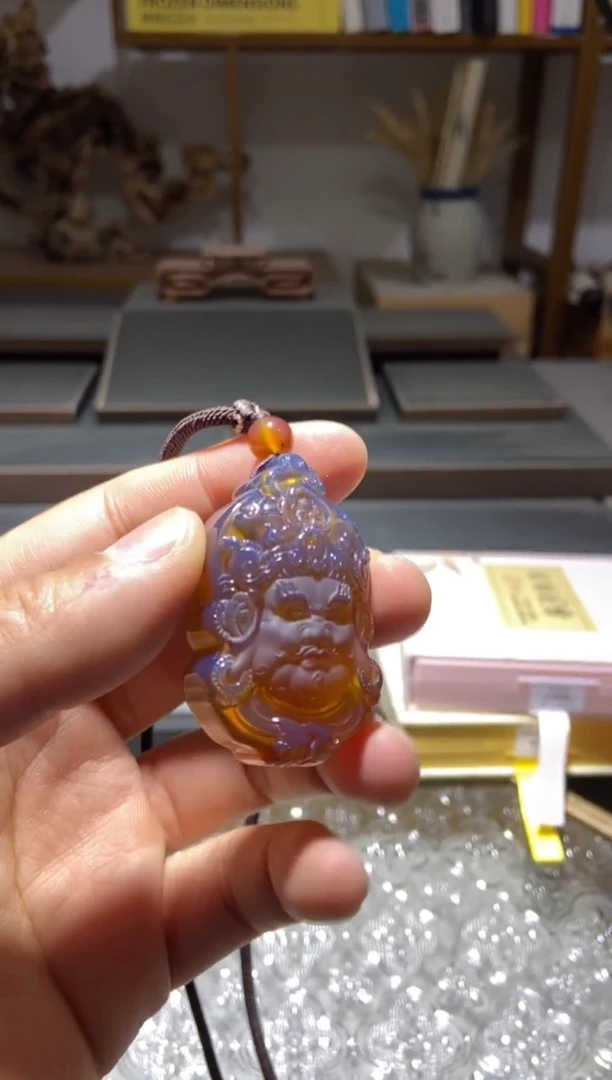 琥珀颈饰未镶嵌黄财神