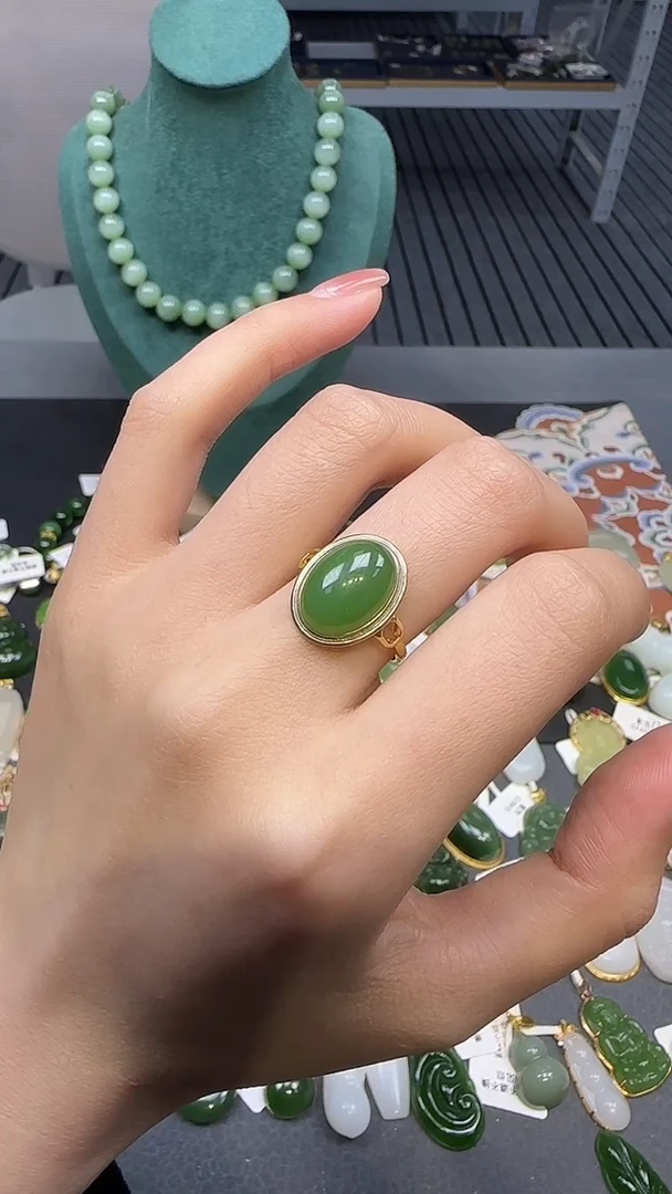 18K金镶嵌戒指和田玉1