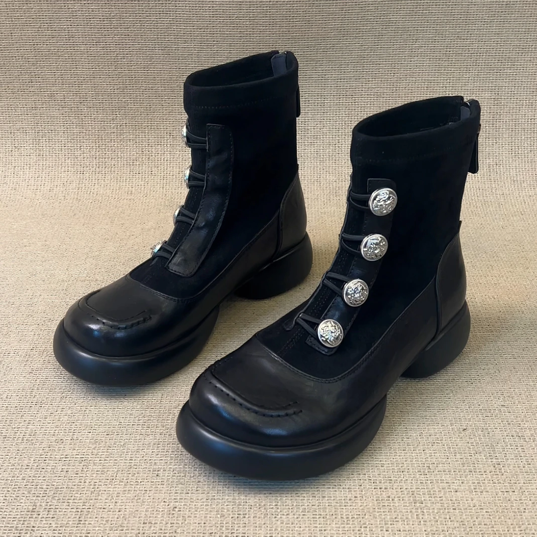 RubyL/4cm通勤复古风徽章金属扣拼接绒面后拉链圆头厚底短靴女款