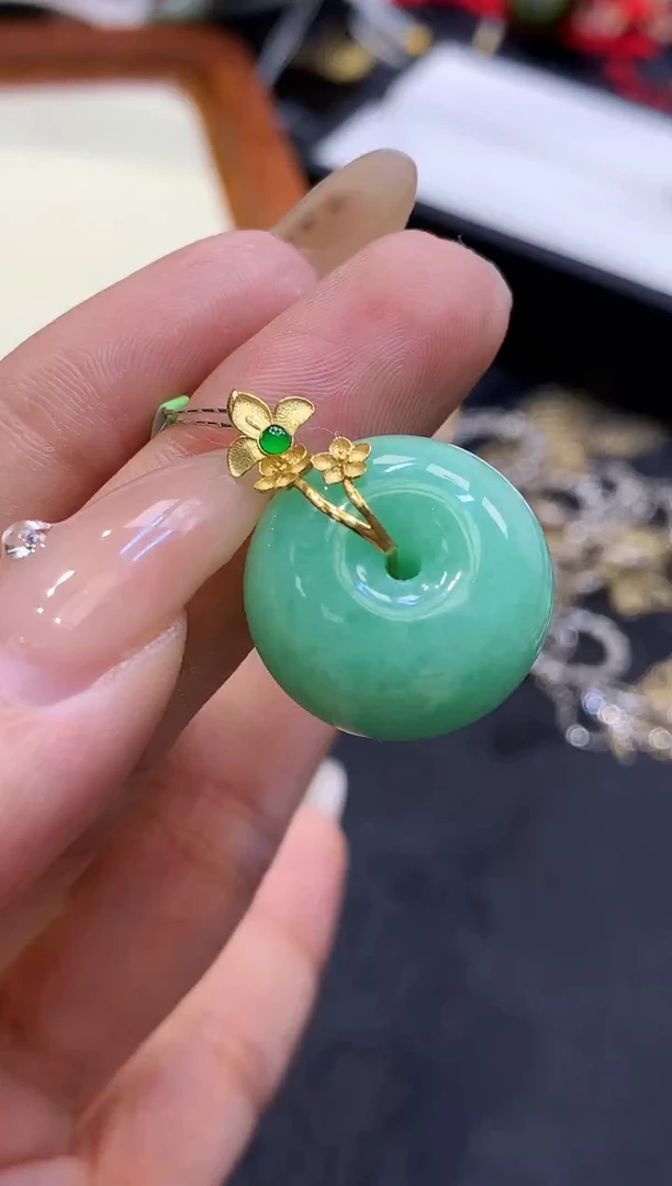 18K金镶嵌挂件翡翠胖扣
