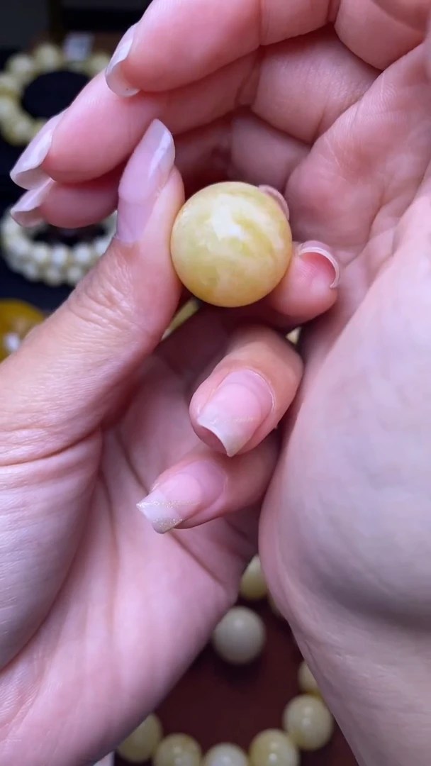 未镶嵌琥珀裸石葵. 74