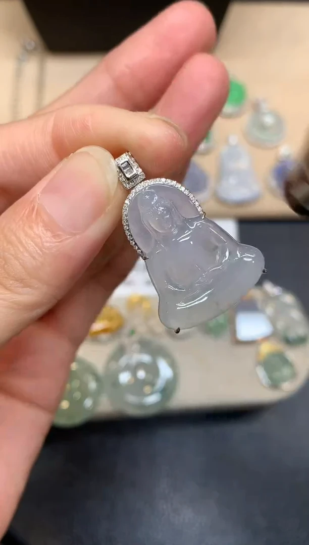 颈饰18K金镶嵌翡翠观音【无服务费