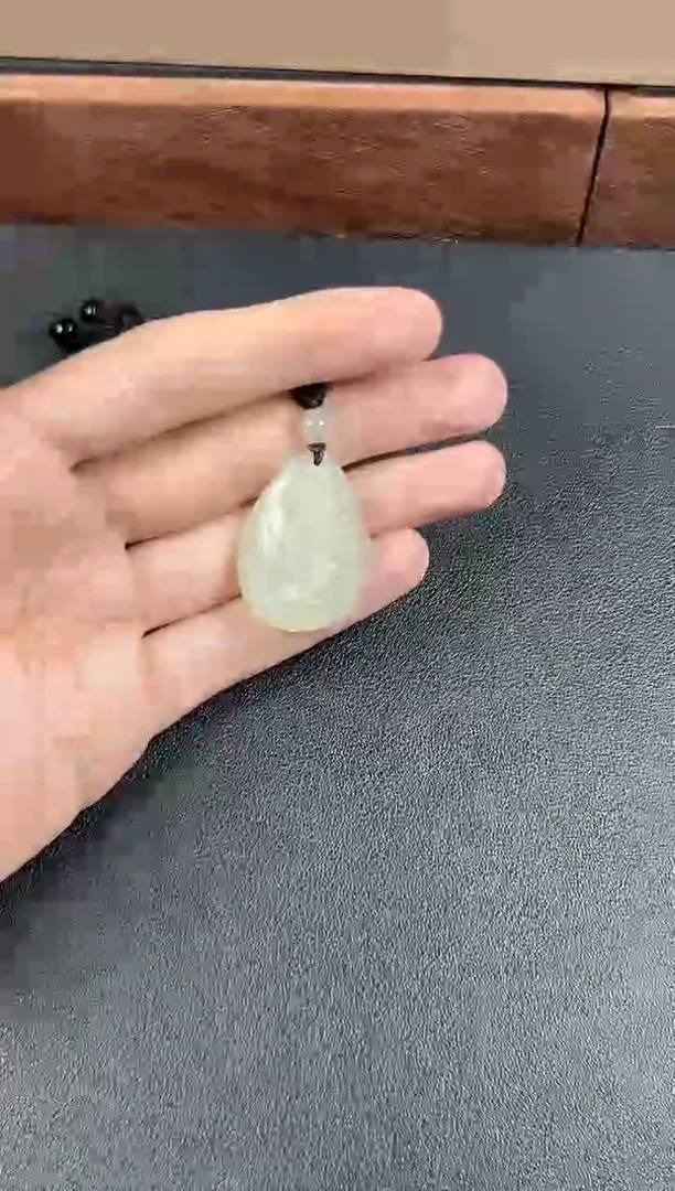 和田玉未镶嵌吊坠(赠链)且末微色差迪克兰一细吊坠