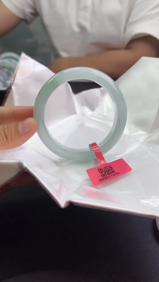 翡翠手镯未镶嵌翡翠手镯