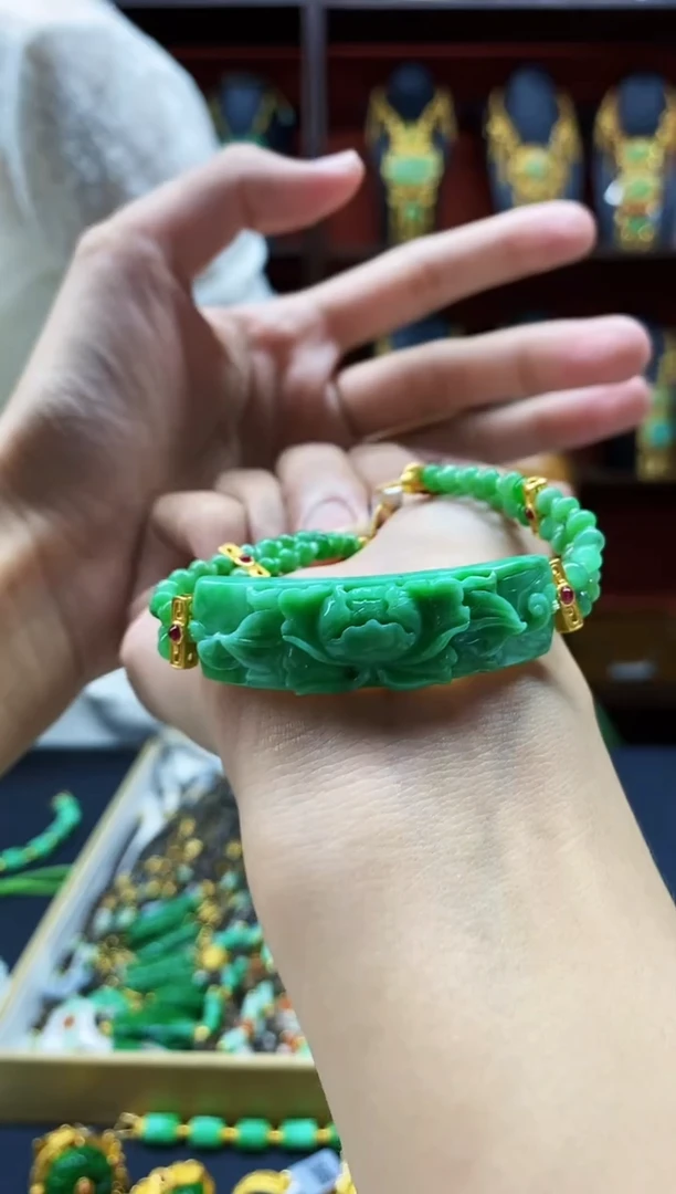 颈饰未镶嵌翡翠L**y手串