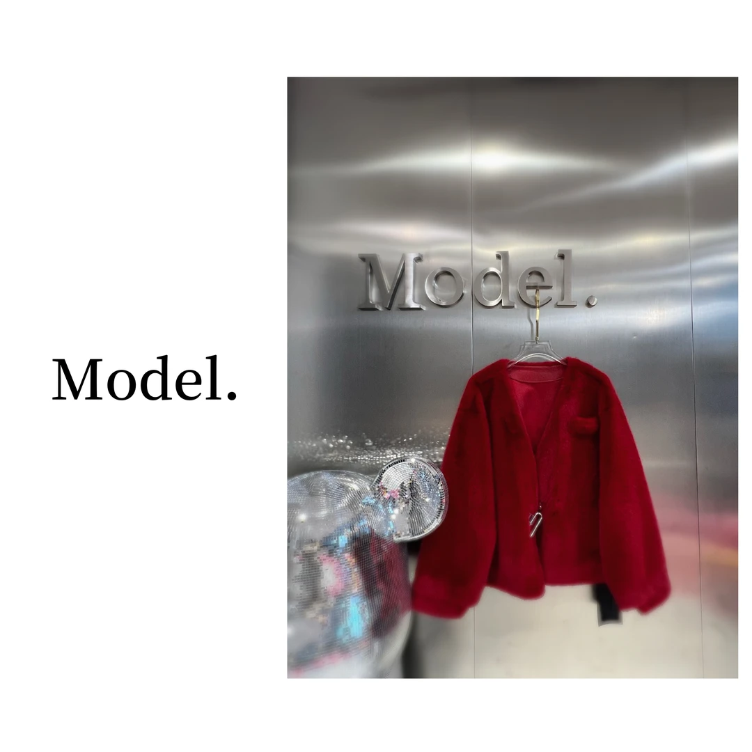 红色锁扣毛毛外套