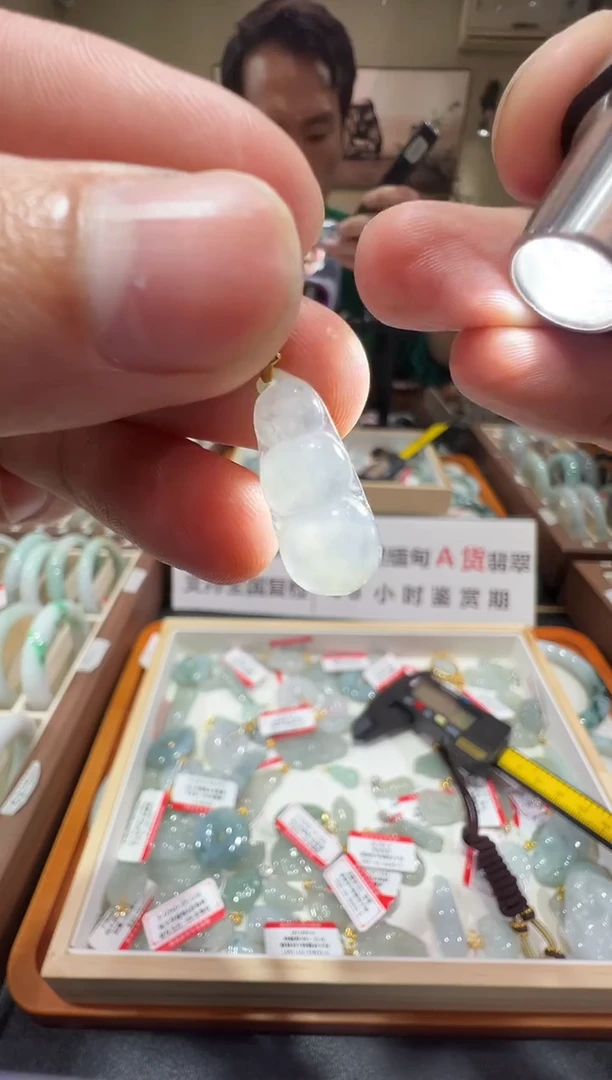颈饰未镶嵌翡翠-纯天然缅甸A货翡翠小冰豆吊坠-20*8.7*3.7