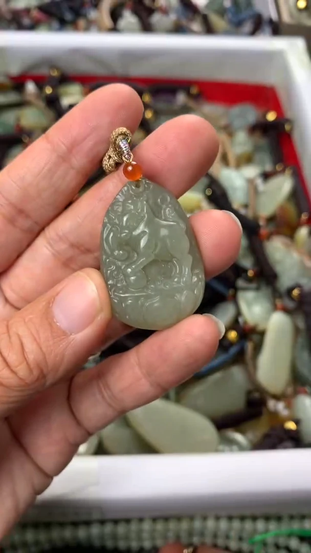 【闪购商品】和田玉颈饰未镶嵌多样性发货没有证书.拍一发一，有瑕