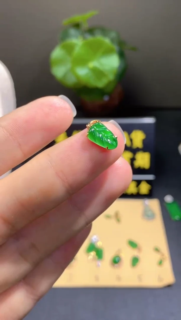 颈饰18K金镶嵌翡翠翡翠A货