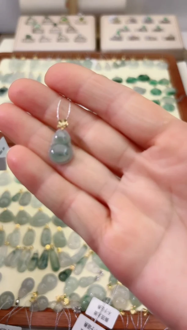 翡翠18K金镶嵌颈饰葫芦