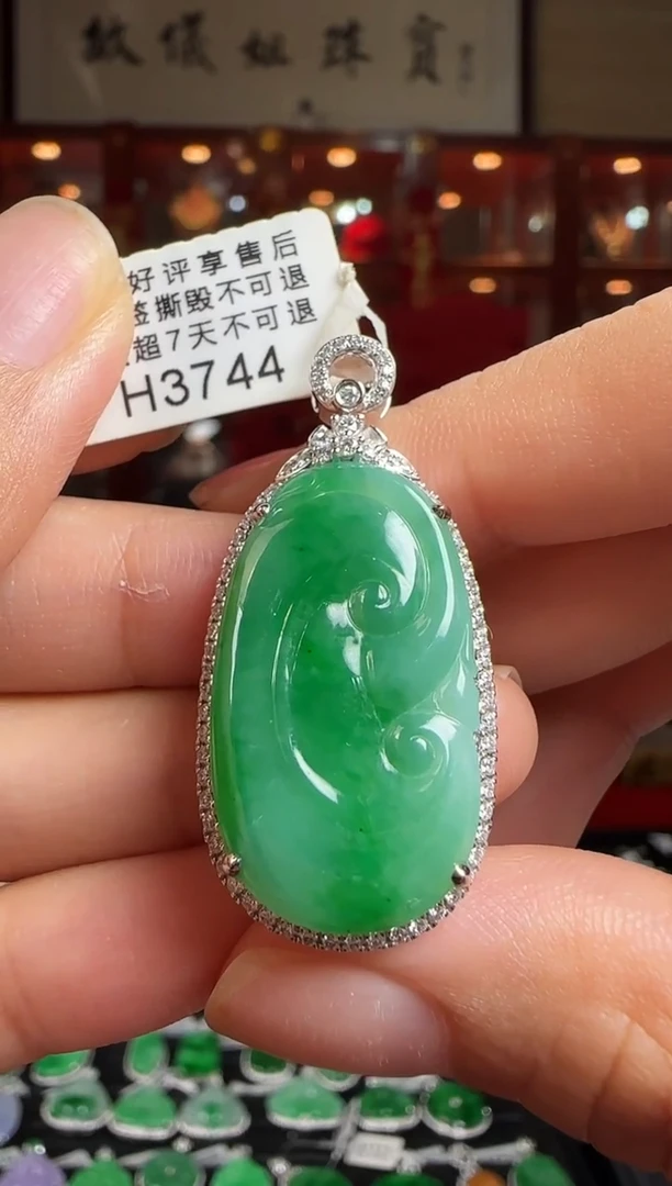 翡翠18K金镶嵌颈饰H3744绿如意