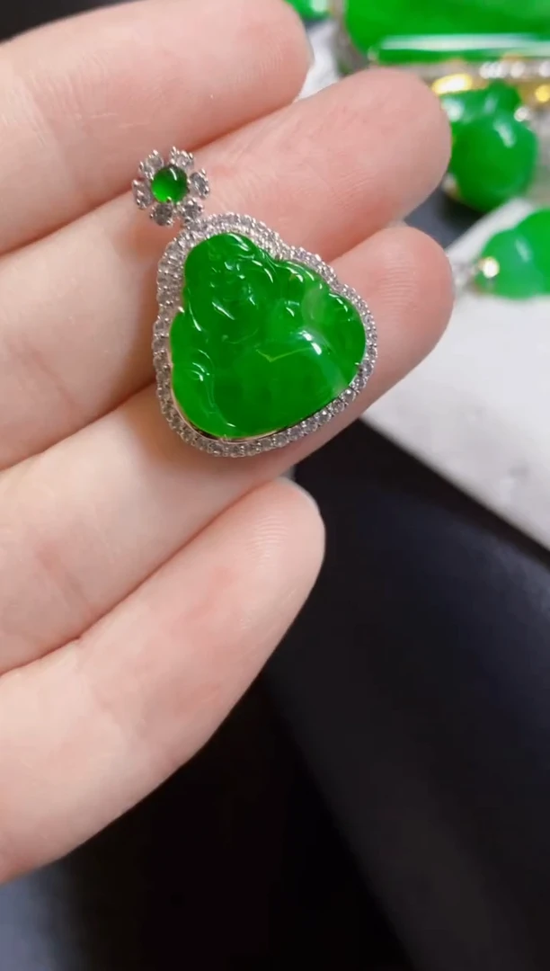 颈饰18K金镶嵌翡翠佛公