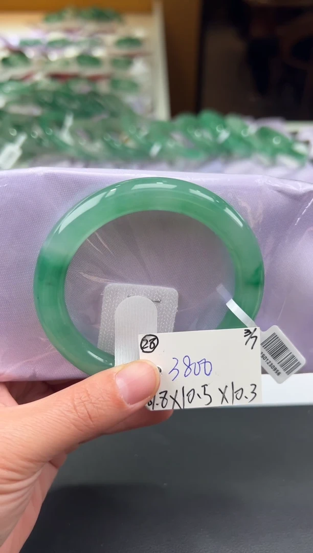 【闪购商品】石英质玉手镯未镶嵌非洲翠拍下联系小耳机看购买须知！