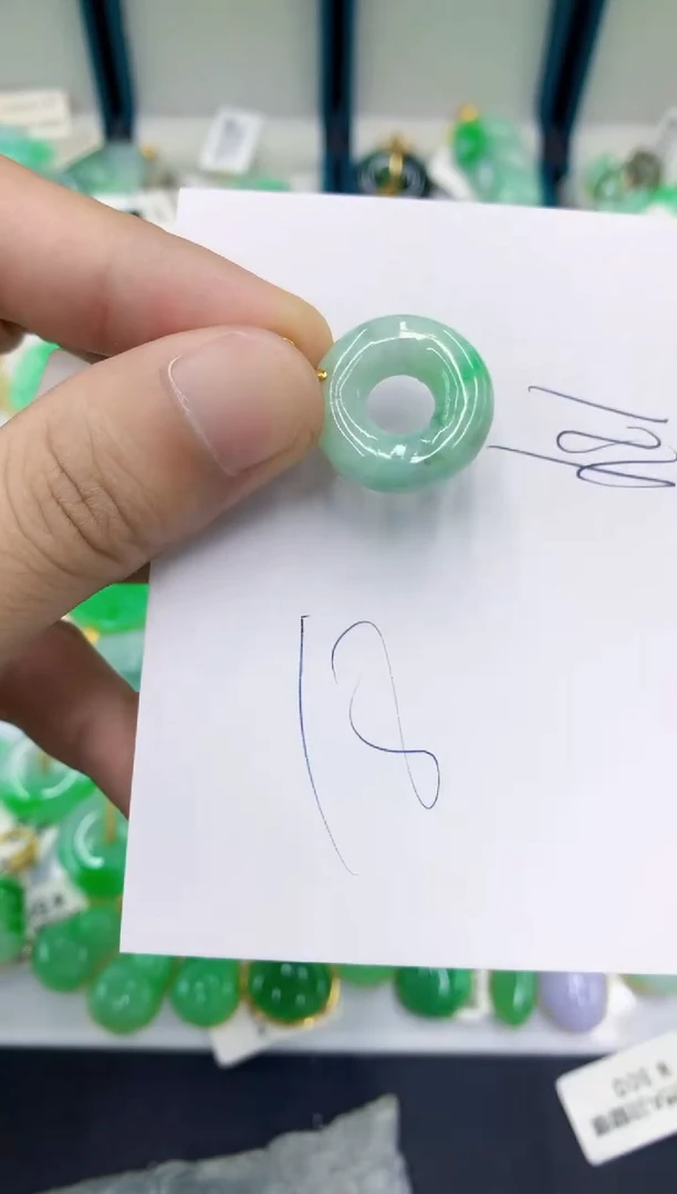 翡翠挂件未镶嵌翡翠