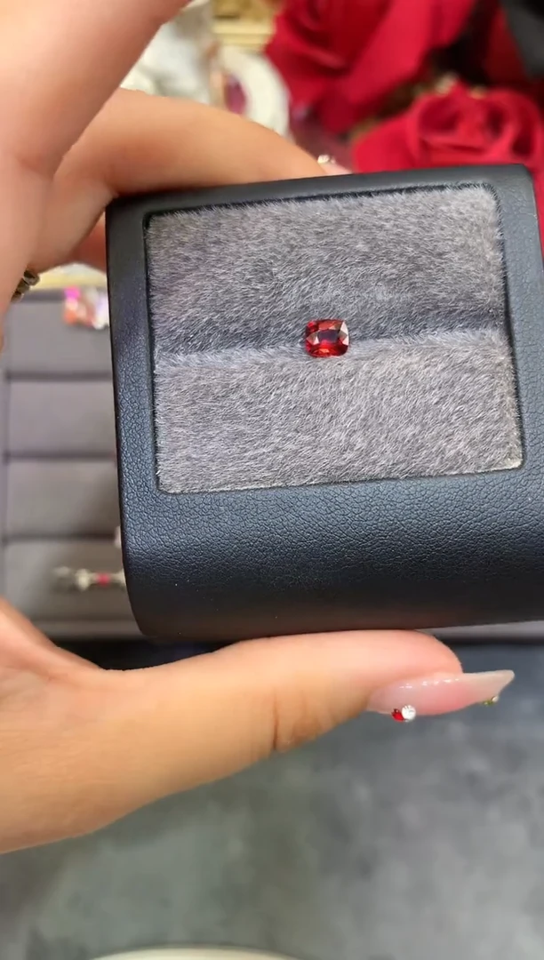 裸石尖晶石枕型 红橙色调 0.72ct