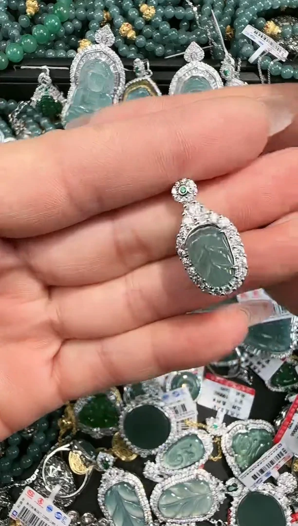 【闪购商品】翡翠吊坠(赠链)未镶嵌天然翡翠A货