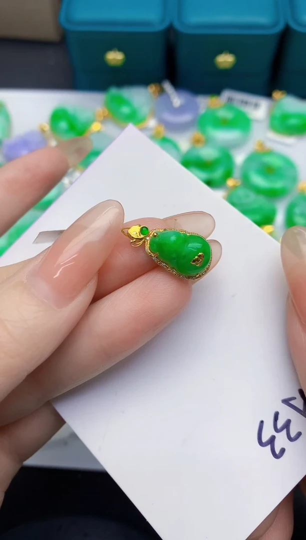 颈饰18K金镶嵌翡翠缅甸天然翡翠A货