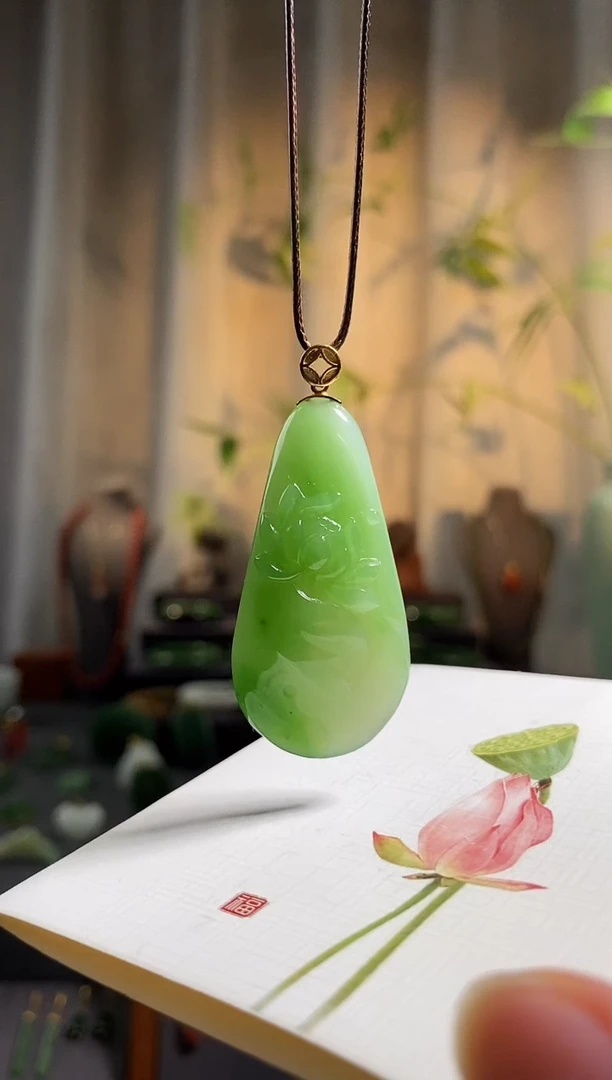 颈饰18K金镶嵌和田玉，苹果绿荷花