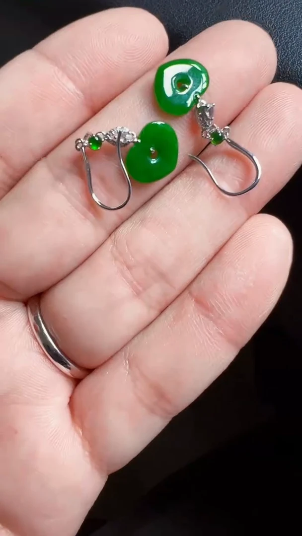 颈饰18K金镶嵌翡翠耳饰