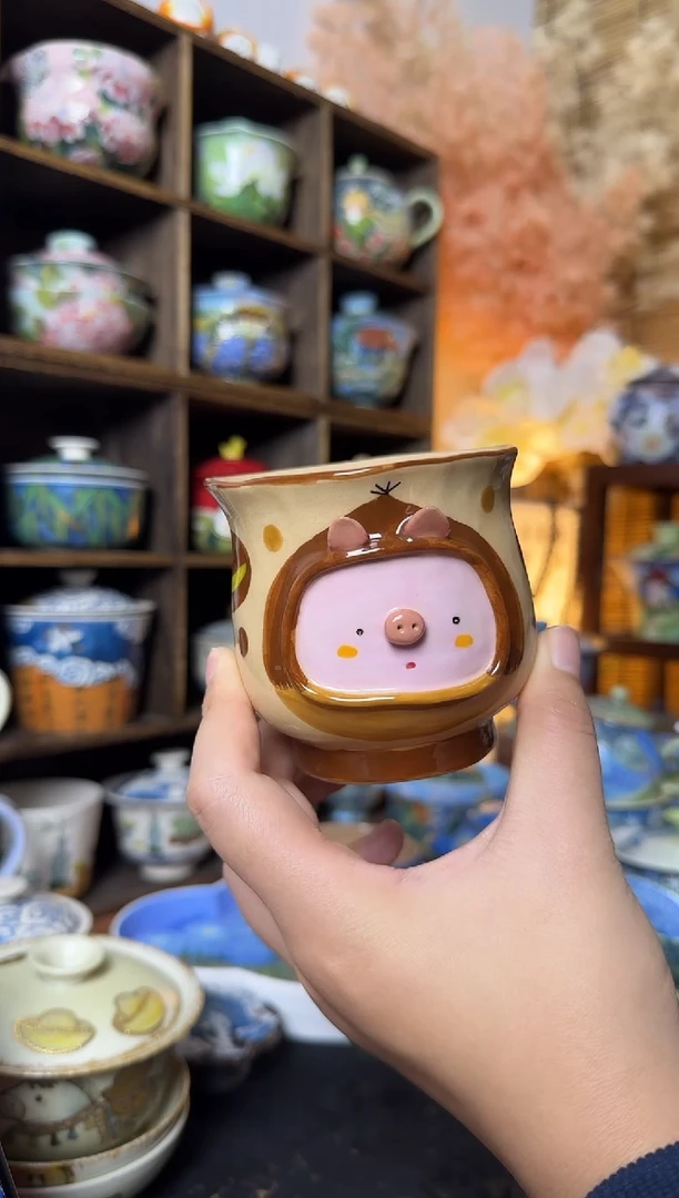 虚渡板栗猪手握杯