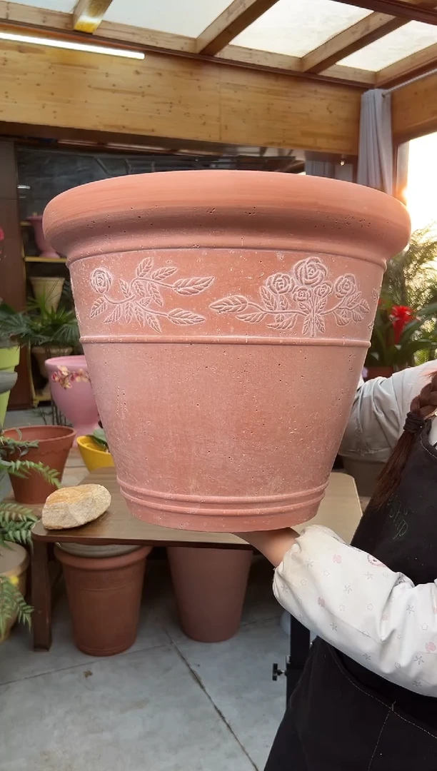 46*37/浅粉刷白浮雕大花盆/MC46