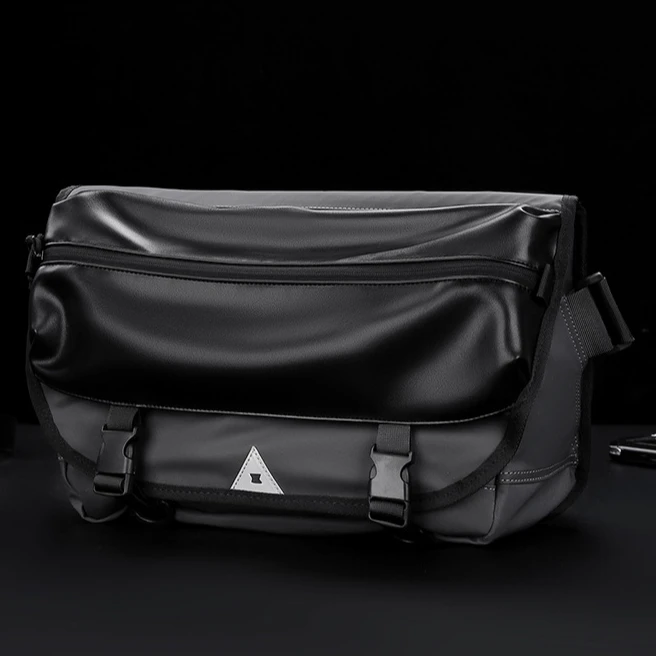 男包大容量斜挎包新款潮牌包机车风背包休闲单肩包日系包邮差男包