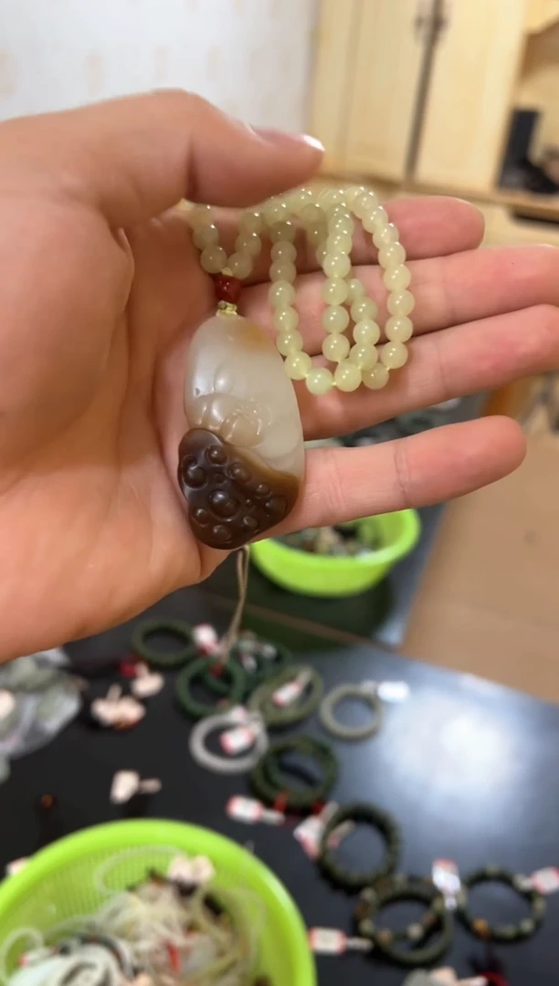 和田玉未镶嵌吊坠(赠链)且末料金山糖白吊坠