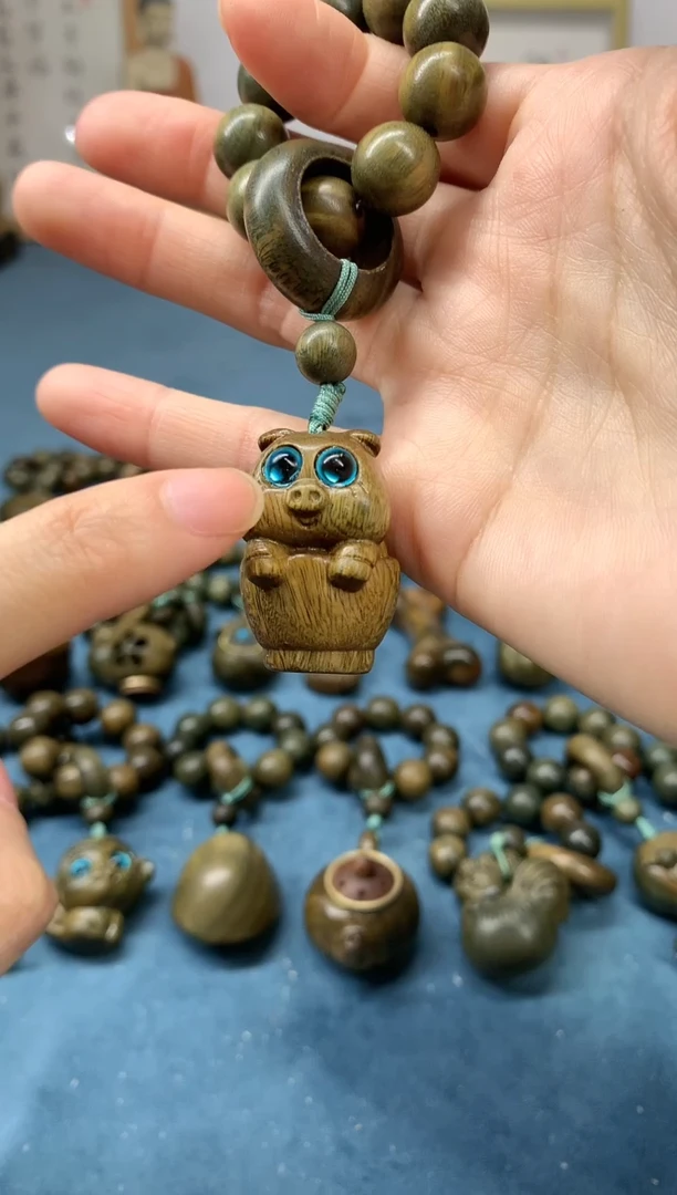 【闪购商品】维腊木（绿檀）把件小猪 盘玩件