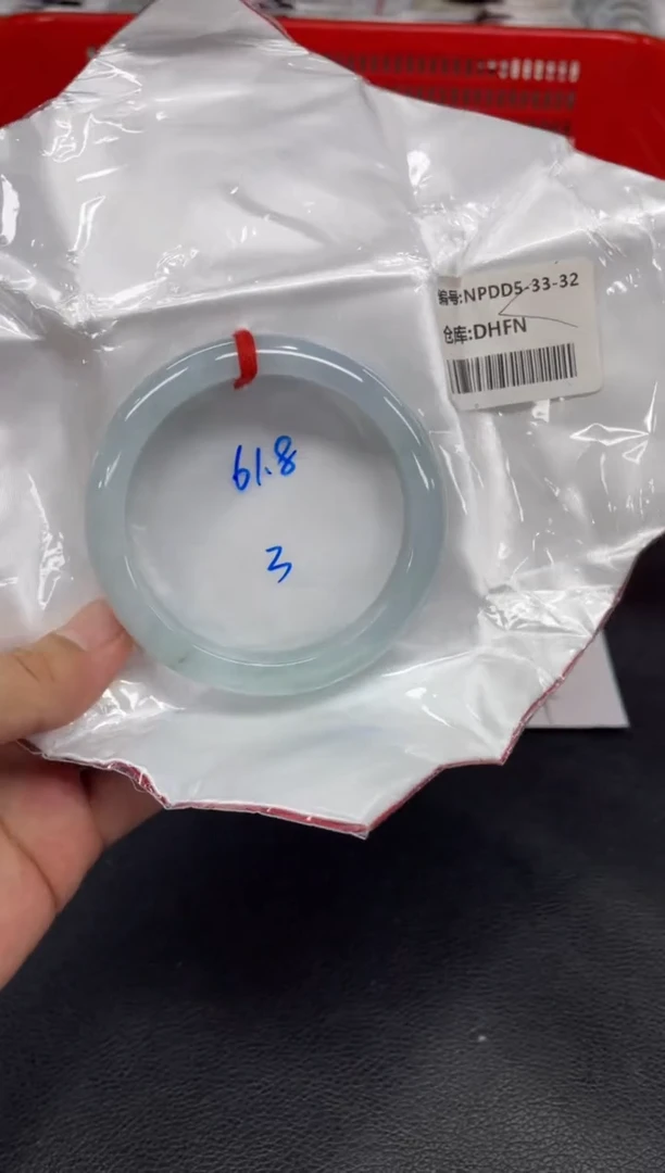 翡翠手镯未镶嵌翡翠手镯