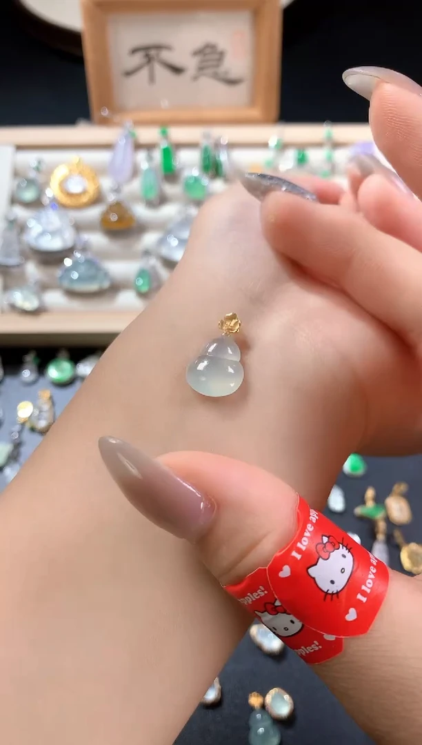颈饰18K金镶嵌翡翠葫芦