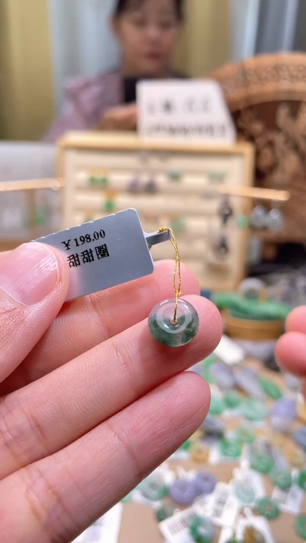 翡翠未镶嵌颈饰平安扣