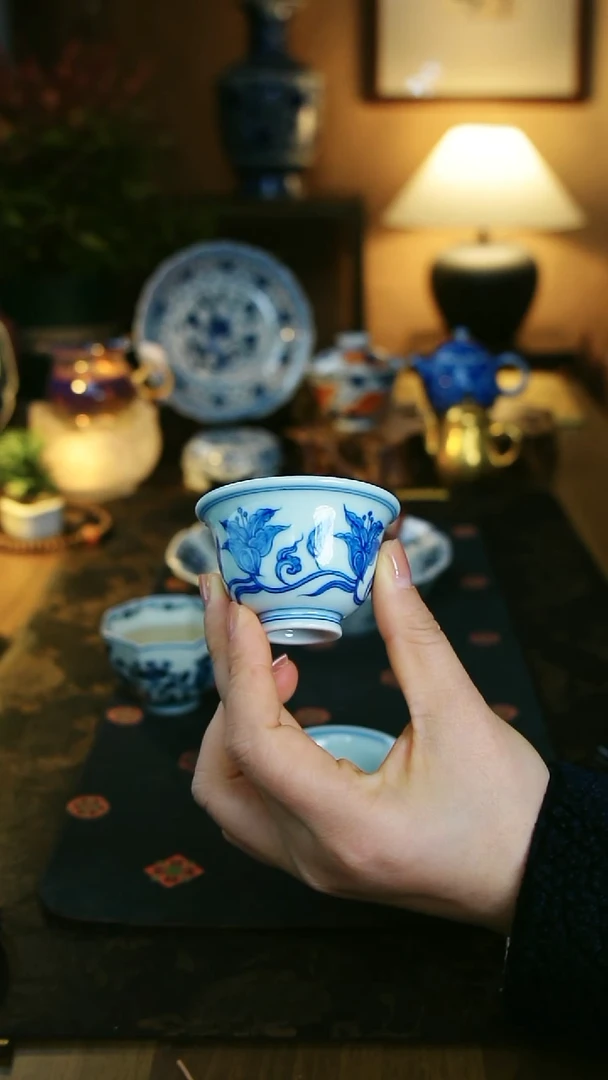 缠枝萱草花迷你压手杯