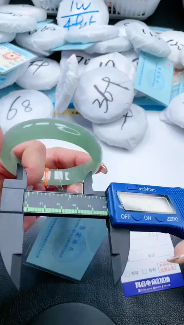 【闪购商品】石英质玉手镯未镶嵌18V70-57