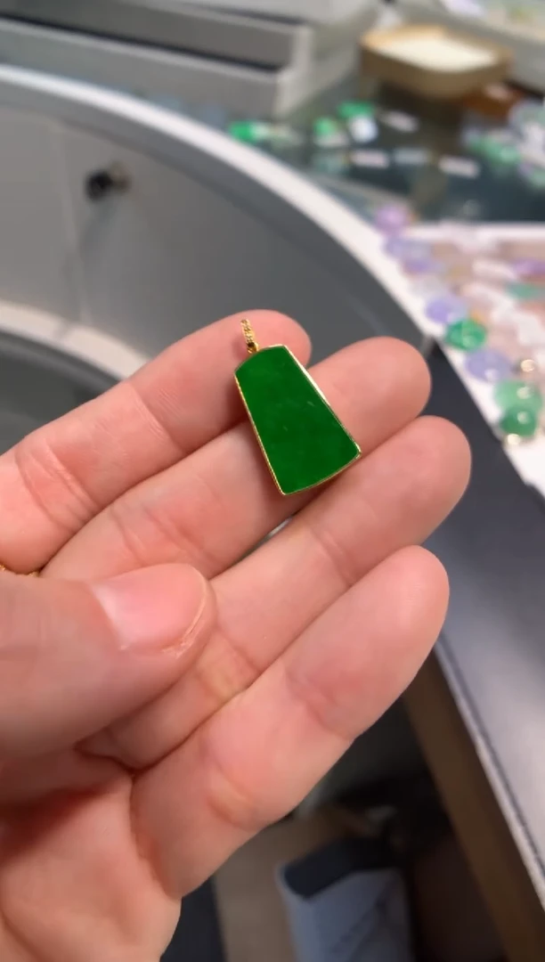 颈饰18K金镶嵌翡翠无事牌