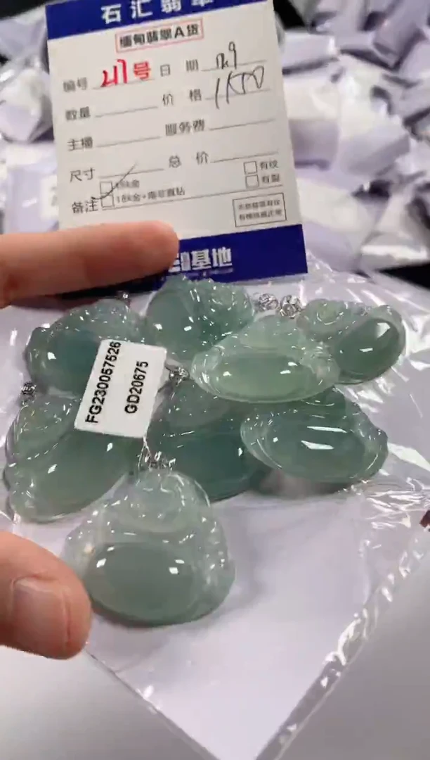 颈饰18K金镶嵌翡翠多样性发货，发一件
