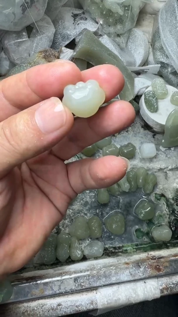 和田玉未镶嵌颈饰.