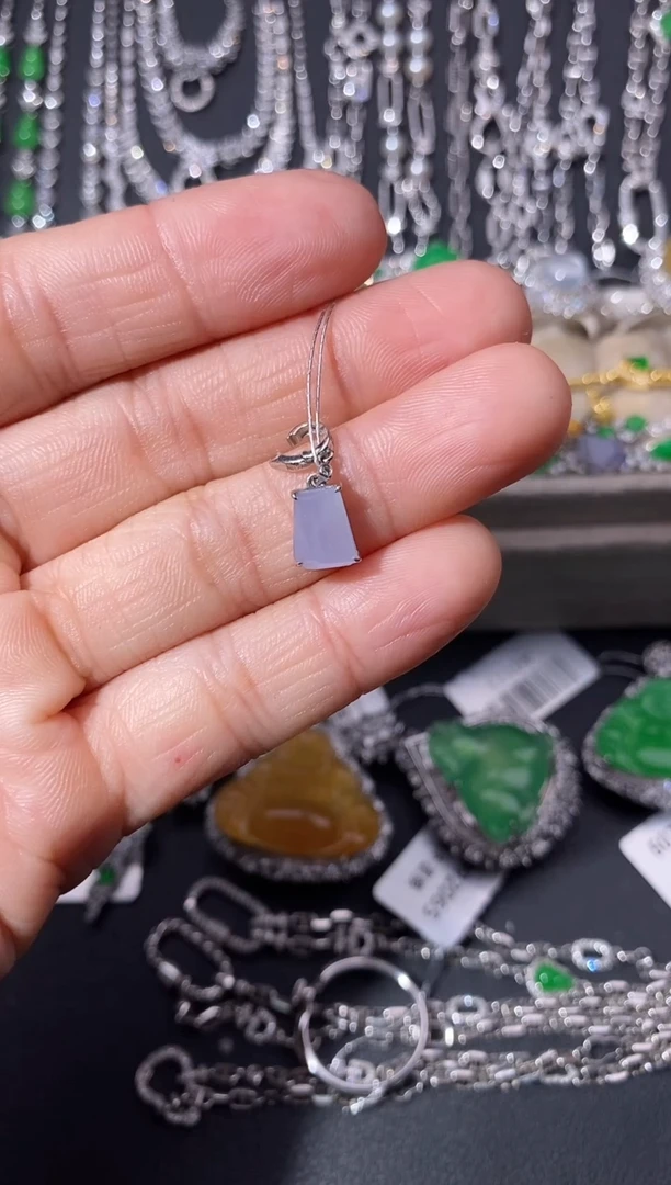 颈饰18K金镶嵌翡翠吊坠