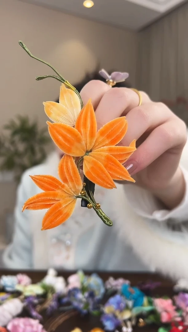 刺绣橘色枫叶胖绒边夹