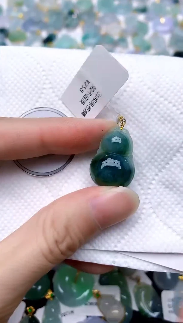 颈饰18K金镶嵌翡翠天然A货翡翠