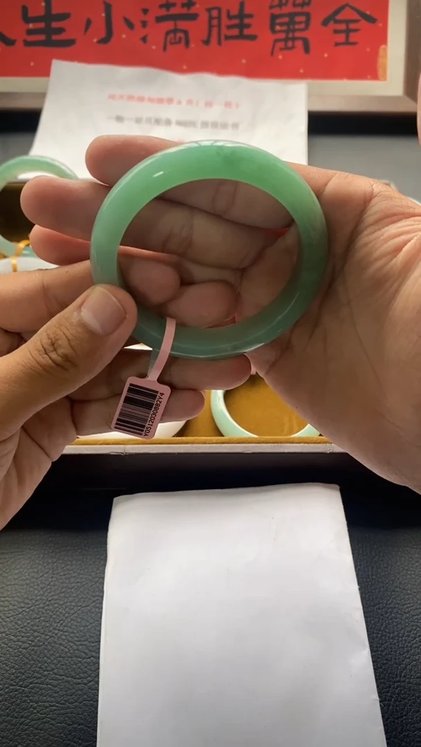 翡翠手镯未镶嵌（胶润满色）3号有纹裂