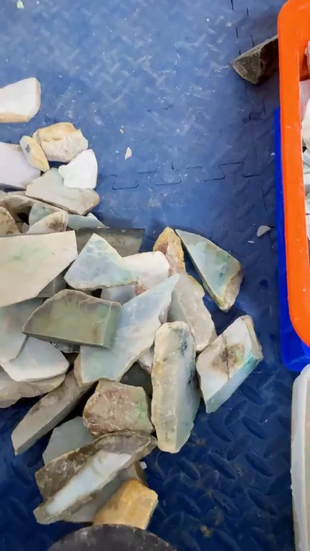 翡翠挂件未镶嵌莫*狂天然翡翠210