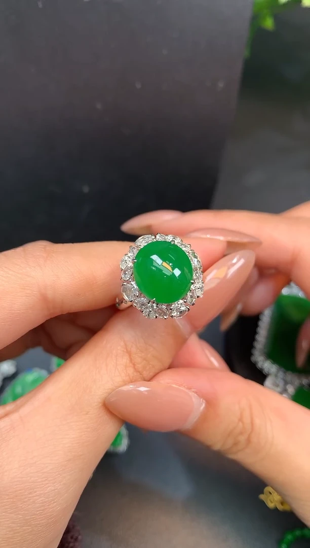 颈饰18K金镶嵌翡翠戒指