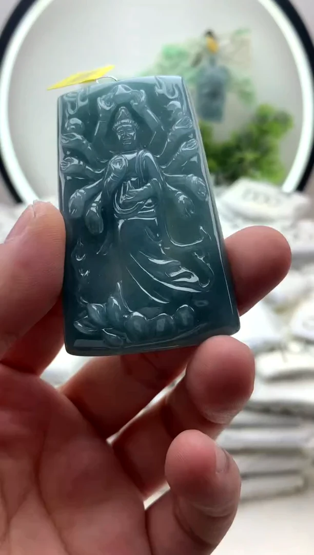 翡翠未镶嵌颈饰千手观音