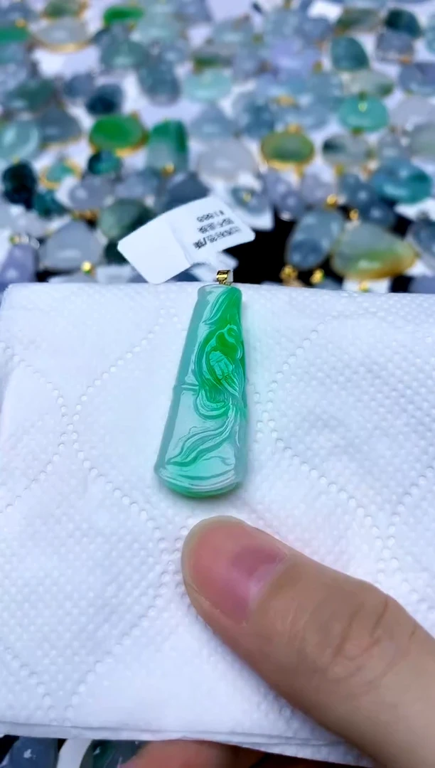 颈饰18K金镶嵌翡翠天然A货翡翠