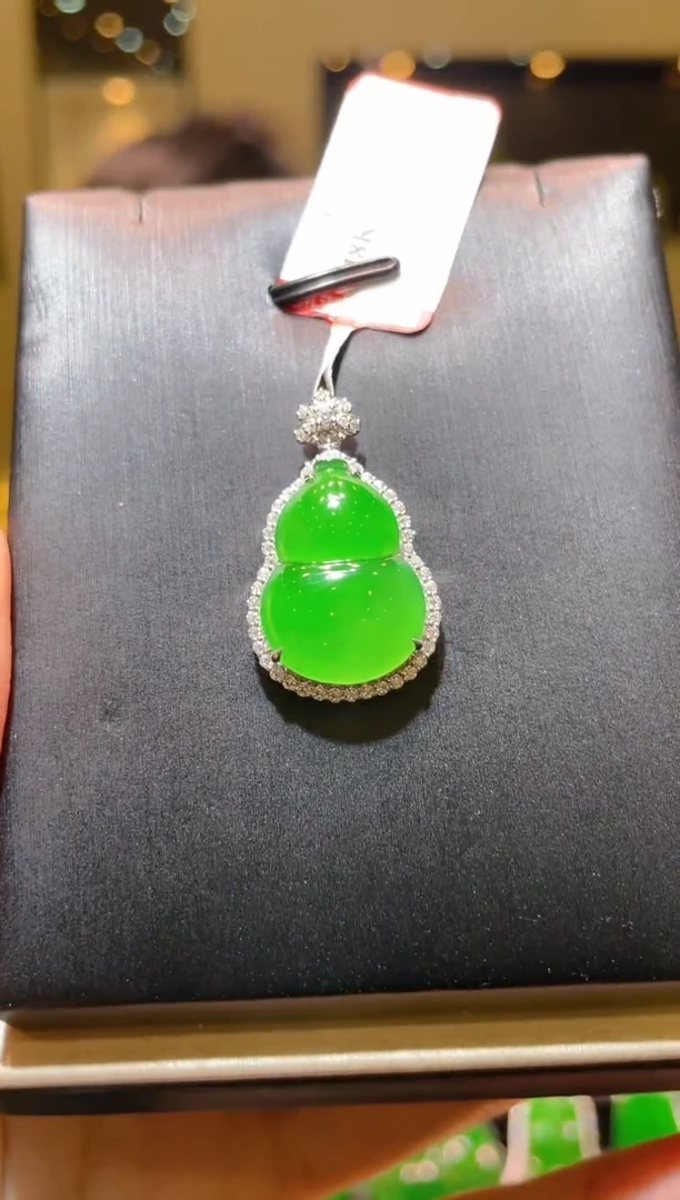 【闪购商品】翡翠吊坠(赠链)18K金镶嵌A35