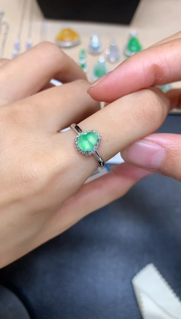 18K金镶嵌戒指翡翠葫芦【无服务费