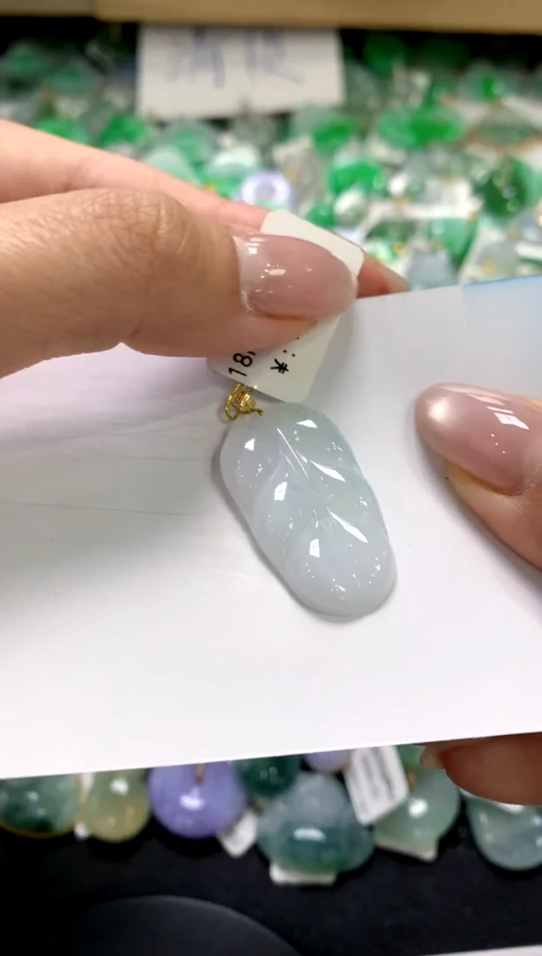 翡翠18K金镶嵌颈饰1111111111111111