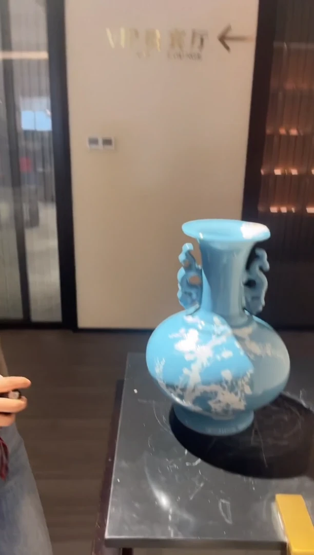 摆件天空蓝堆白双耳扁瓶